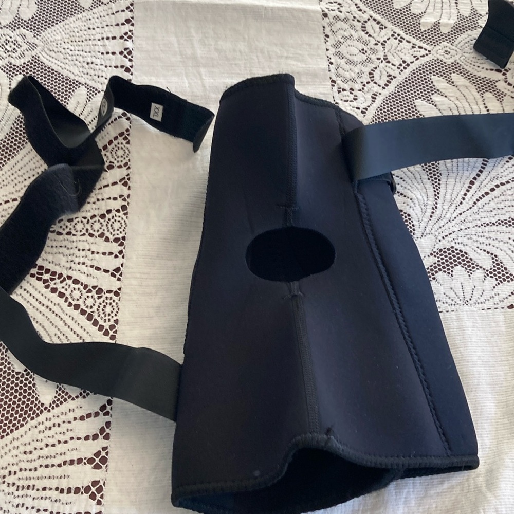 Berg adjustable knee support brace.